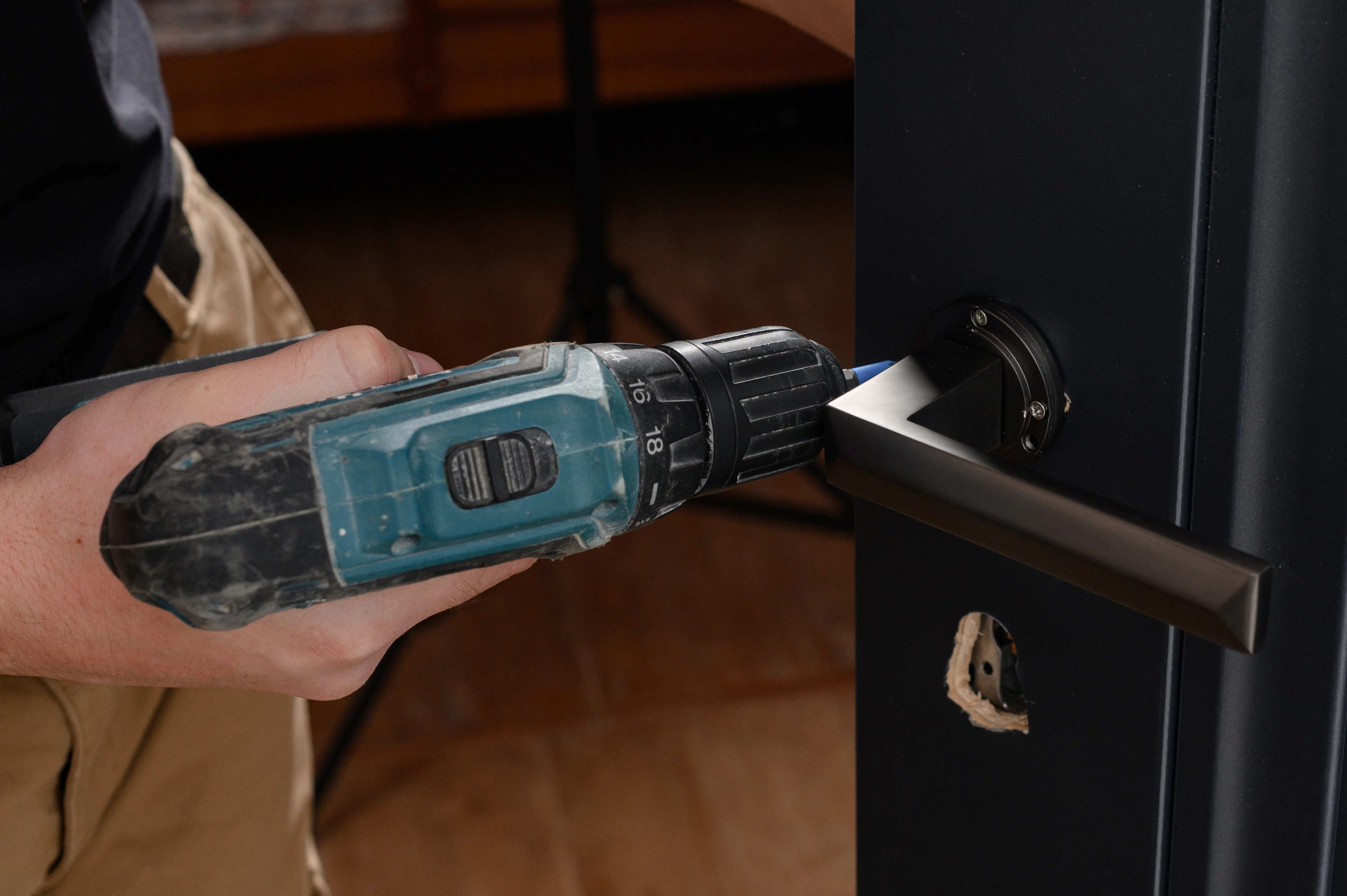 Montage eines neuen Schlosses: Präzise Arbeit mit dem Akkuschrauber für maximale Sicherheit.